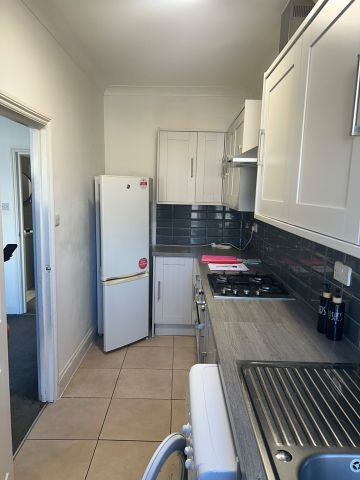 2 Bed Flat, Babington Road, SW16 - Photo 4