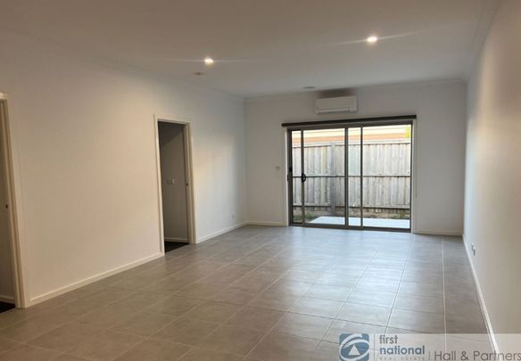 17 Scotland Circuit, Cranbourne West - Photo 1