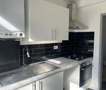 3 bedroom semi-detached house to rent - Photo 6