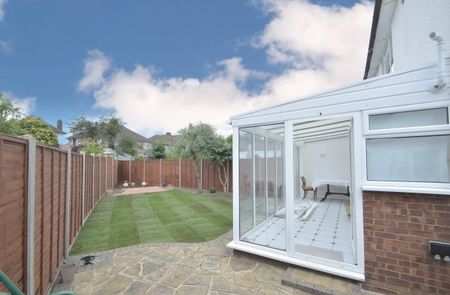 Collins Drive, Ruislip, HA4 - Photo 2