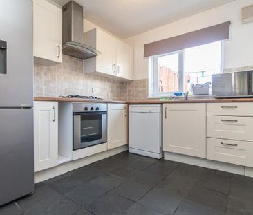 2 bedroom end of terrace house to rent - Photo 2