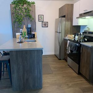 Condo 3½ + bureau *Idéal pour télétravail* Cession de bail - Unité de coin au dernier étage, semi-meublé, tout inclus, stationnement intérieur - Photo 2