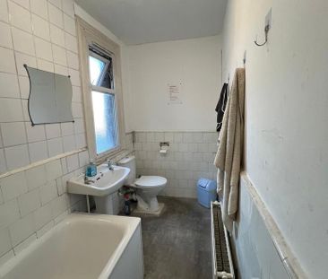1 bedroom in a flat share to rent - Photo 5