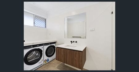 Top Floor Treasure in the Heart of Chevron Island! - Photo 5