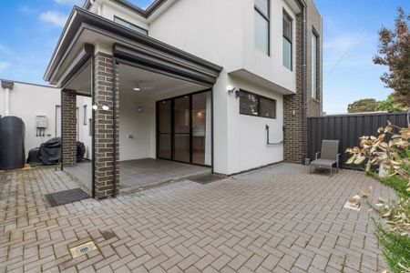 Modern townhouse in prime location - Photo 4