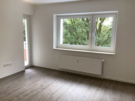 Neue Wohnung, neues Glück! Sanierte 2-Zimmer-Wohnung mit Balkon und Fahrstuhl. - Foto 3