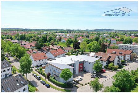 Gepflegte 2,5 Zimmer-Erdgeschoss-Wohnung mit kleinem Gartenanteil + Terrasse in beliebter Lage - Photo 2