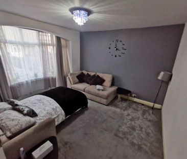3 Bed Terraced House, Thurlestone Avenue, IG3 - Photo 2
