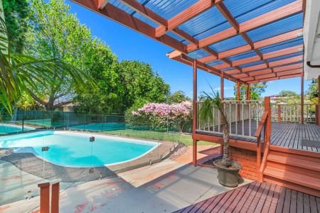 “Beautifully Renovated Family Home with Pool, Deck & Spacious Garden” - Photo 4