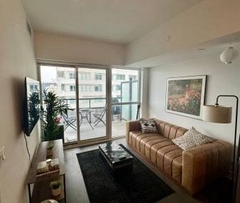 Lovely 1-Bedroom Suite with Breathtaking Views in Midtown - Photo 4