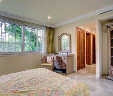 4 bedroom luxury Villa for rent in Estepona, Spain - Photo 4