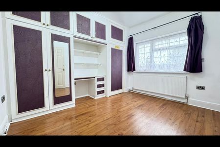 4 Bed Terraced House, Staines Road, IG1 - Photo 2