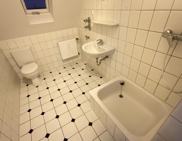 Für Junge und Junggebliebene. Tolle 2-Zimmer-Wohnung im 4. OG in Duisburg Ruhrort - Photo 1