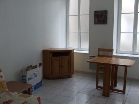 A LOUER - VILLEDIEU CENTRE - studio MEUBLÉ - plain-pied - 22 m² - Photo 2