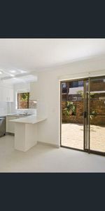 Spacious 3-Bedroom Townhouse in Prime Wollstonecraft Location - Photo 3