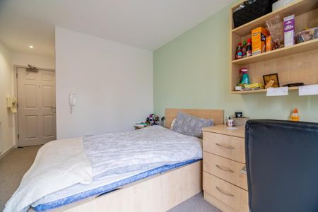 1 bedroom in a house share to rent - Photo 2