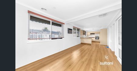 Spacious Family Living on a Prime Corner Block in Bentleigh East - Photo 3