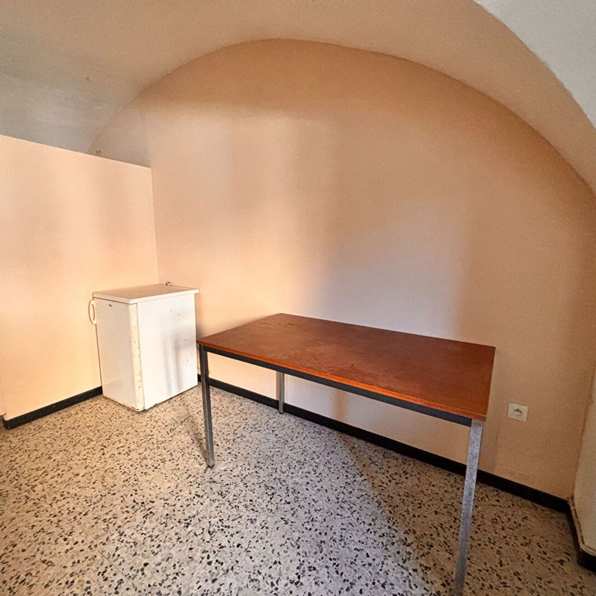 NIMES ST CESAIRE CHAMBRE DE 25M² ET PARKING, ETUDIANT, - Photo 1