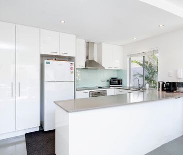Light, Bright & Contemporary - Stylish Noosa Townhouse - Photo 4