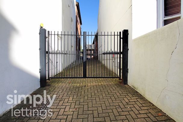 4 Bed property for rent - Photo 1