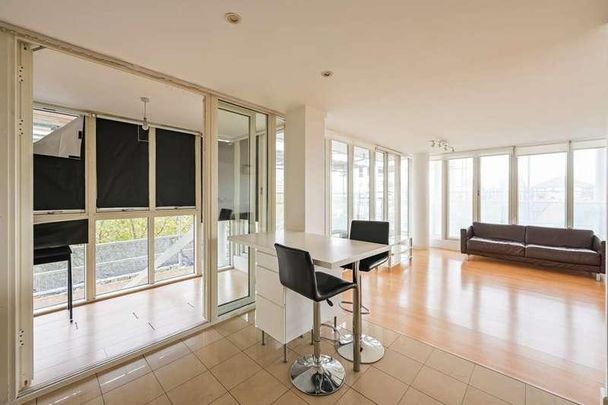 Eastern Quay Apartments, Royal Docks, E16 - Photo 1