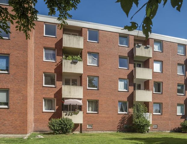 Zeitnah bezugsfrei! Vollständig renovierte 3 ZKB-Balkon-Wohnung in Leer-Leerort - Photo 1