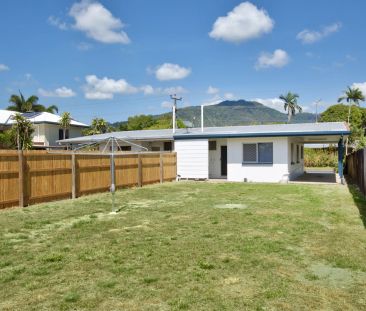 Freshly updated half-duplex with large yard. - Photo 6