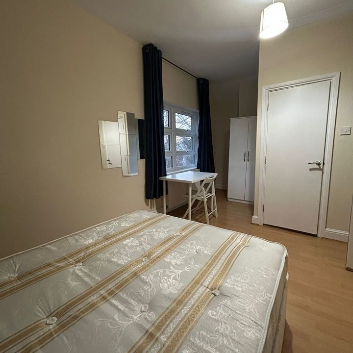 Room in a Shared Flat, Rutland Park Mansions, NW2 - Photo 1