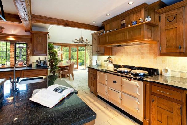 6 bedroom detached house to rent - Photo 1