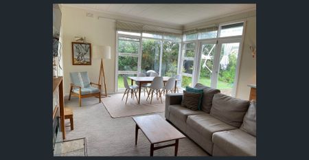 Old Point Lonsdale Awaits; FULLY FURNISHED, AVAIL. UNTIL MID-DECEMBER - Photo 2