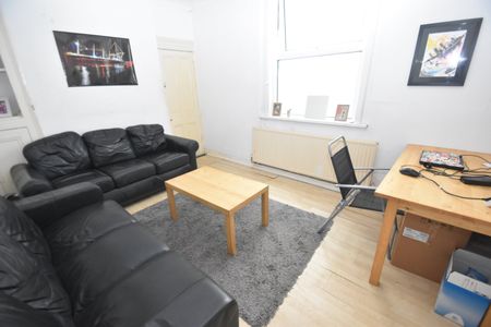 1 bed house / flat share to rent in Rawden Place, City Centre, CF11 - Photo 3