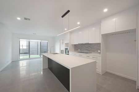 Spacious 4 Bedroom Townhouse - Photo 3