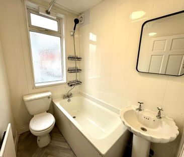 3 bedroom end of terrace house to rent - Photo 4