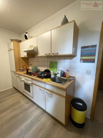 Gemütliche Single-Wohnung mit Einbauküche auf dem Markt - Photo 3