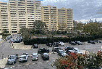 Apartamento T2 para arrendamento sem móveis com piscina nas Laranjeiras, Lisboa