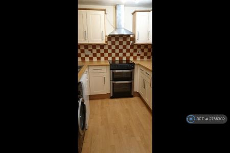 4 bedroom semi-detached house to rent - Photo 5