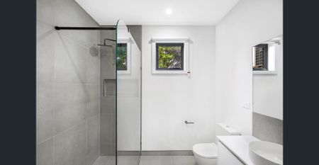 Spacious 4-Bedroom Townhouse - Photo 5