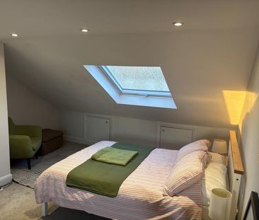 Lovely Double Attic Room With En Suite - Photo 3
