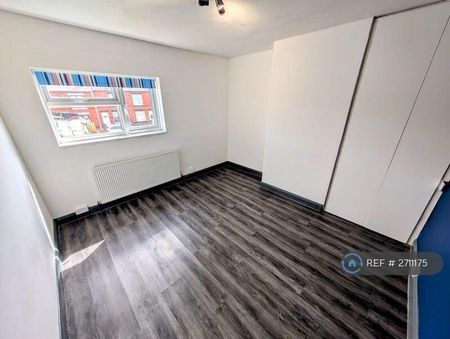 2 bedroom semi-detached house to rent - Photo 3