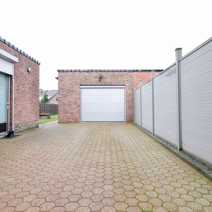 Halfopen bebouwing met ruime oprit en garagebox - Foto 1