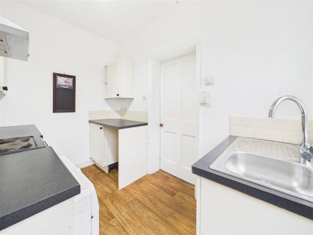 1 bedroom Flat to rent - Photo 2