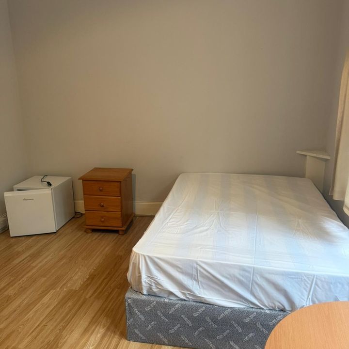 Room in a Shared Flat, Chiswick High Road, W4 - Photo 1