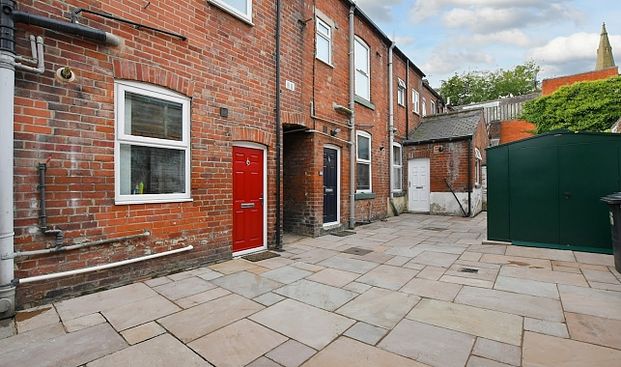 Fantastic 3 bedroom property with a HUGE bathroom! - Photo 1