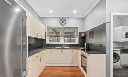 WELL PRESENTED FAMILY HOME IN GREAT LOCATION! - Photo 5