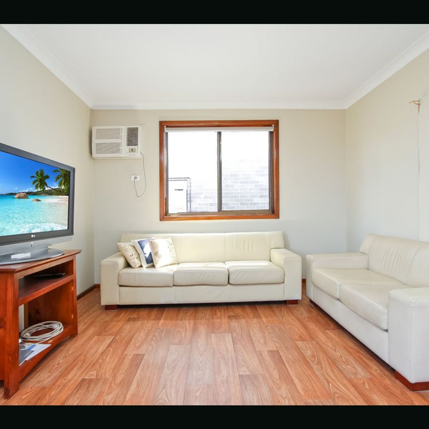 Charming 2 Bedroom Semi! - Photo 1