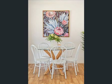 Linear Park Front Beautiful Family Home - Photo 3