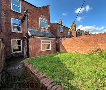 5 Bedroom Mid Terraced House - Photo 1