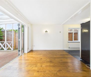 5 bedroom House in Uffcott Close, Reading - Photo 2