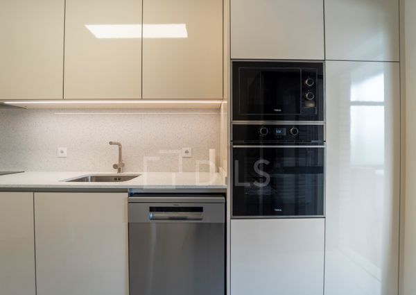 Apartamento T2 renovado para arrendar na Rua São João Bosco