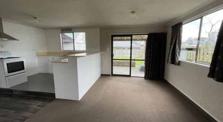 Large 3 bedroom home very close to town - Photo 4